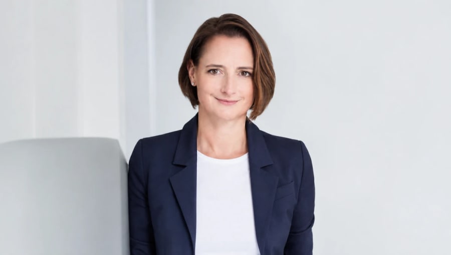 Katrin Adt, CEO de Dacia, lanza un serio aviso a la UE: "Estamos perdiendo 3 millones de ventas de coches nuevos"