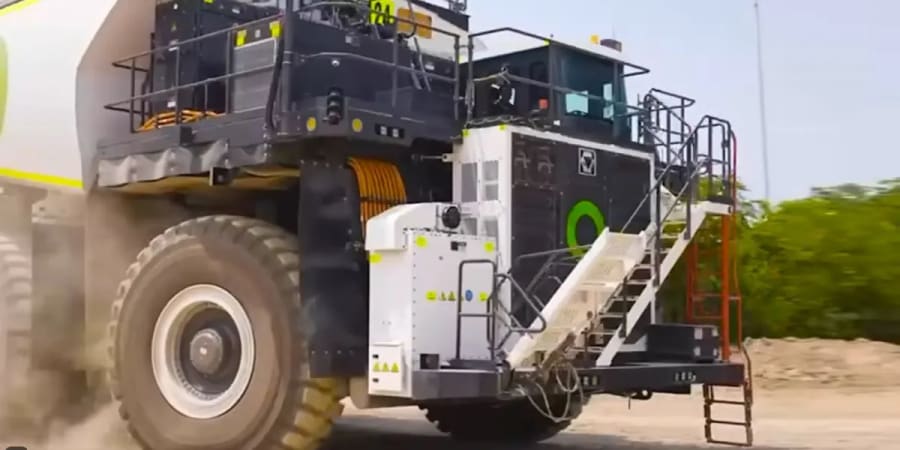 Otro día en la oficina: El CEO de Fortescue prueba un camión de transporte de 150 toneladas [vídeo]