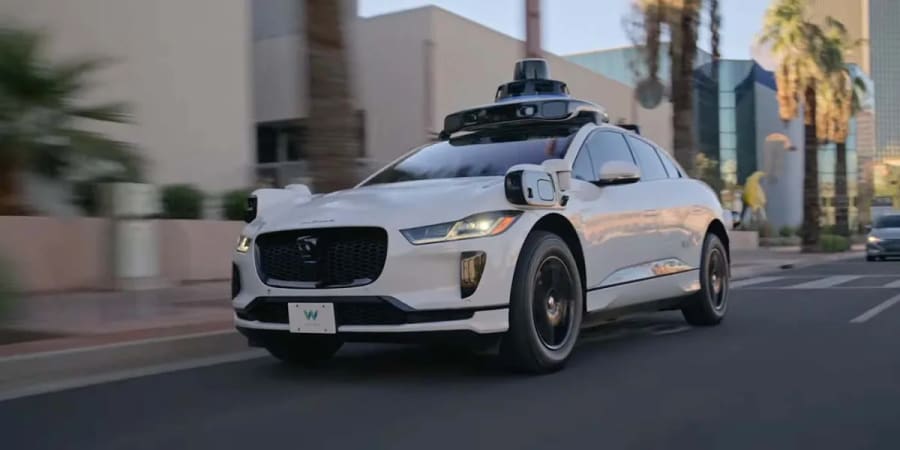 Waymo tiene un tercio de accidentes que un conductor humano, según el IIHS, con algunas salvedades