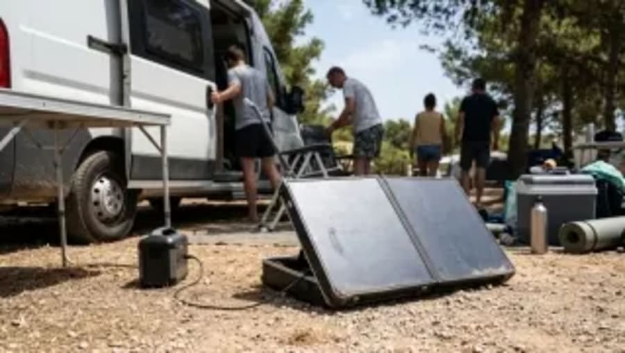 El gadget que arrasa este verano en España para cargar tu móvil y cuesta menos de 70 euros