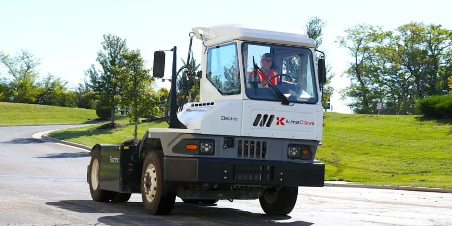 El camión de patio eléctrico Kalmar Ottawa empieza a operar en Canadá