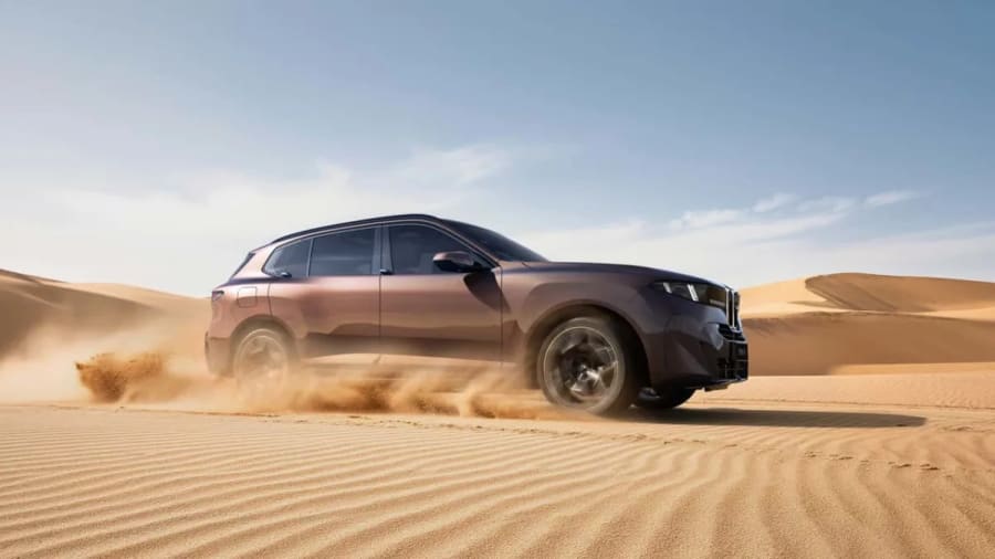 El BMW iX5 chino tiene más de todo, incluyendo una enorme televisión en la parte trasera