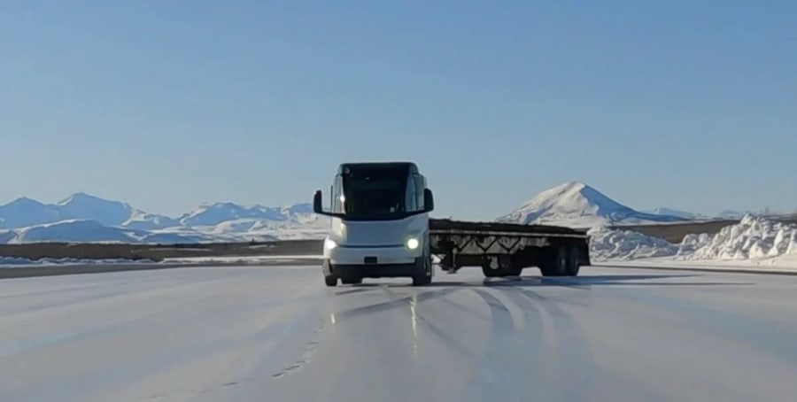 Musk dice que la conducción autónoma del Tesla Semi está a un año, así que los camioneros están a salvo