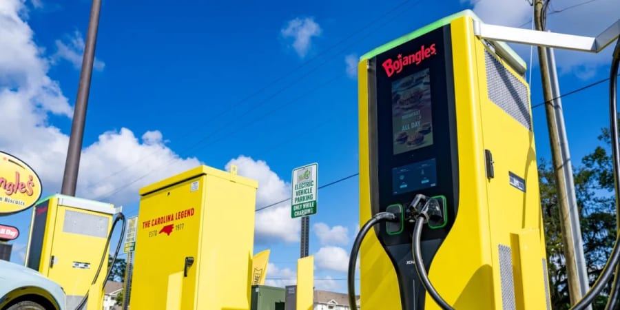 Ahora Bojangles quiere que los conductores de vehículos eléctricos carguen rápido mientras comen