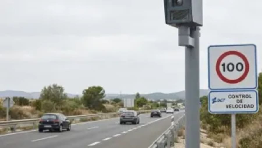 Más de 10 multas por hora: el radar de la DGT que más conductores 'caza' se sitúa en un lugar estratégico en el que en 2025 se pusieron 90.000 sanciones