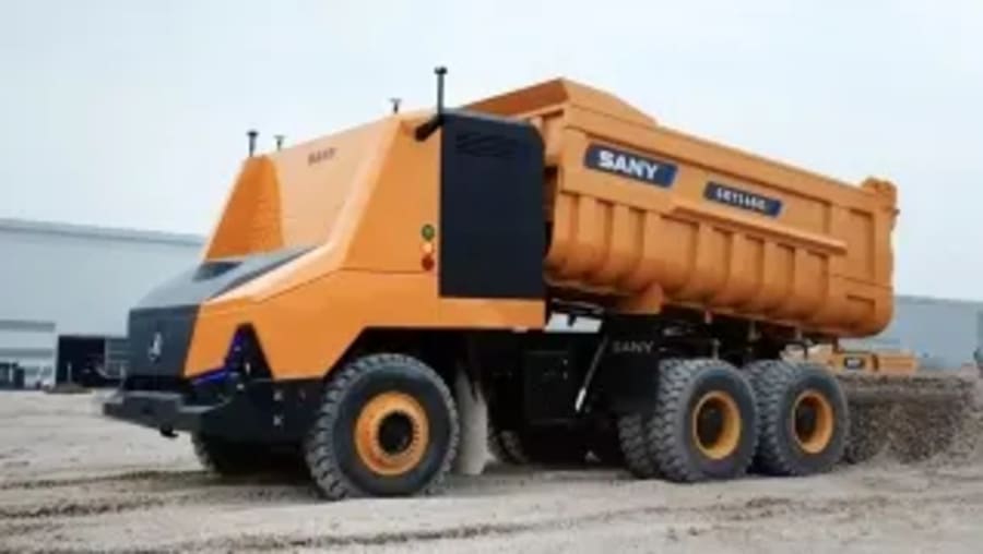 Pesa 90 toneladas y tiene una batería de 801 kWh, pero lo más llamativo de este camión eléctrico es la ausencia total de una cabina