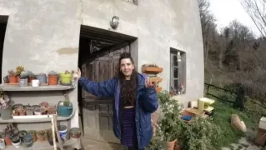 María (32 años) compró una casa por 6.000 € y ahora vive sin red eléctrica, con placas solares y agua por 6 € al año
