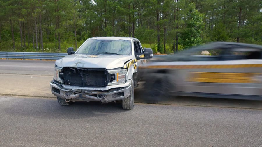 Estrellan un Tesla Cybertruck a 178 km/h contra un Ford F-150: el resultado es el esperado