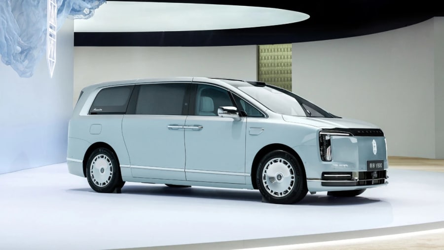 Maextro, respaldada por Huawei, lanza 2 monovolúmenes de lujo para competir con el Toyota Alphard y el Lexus LM