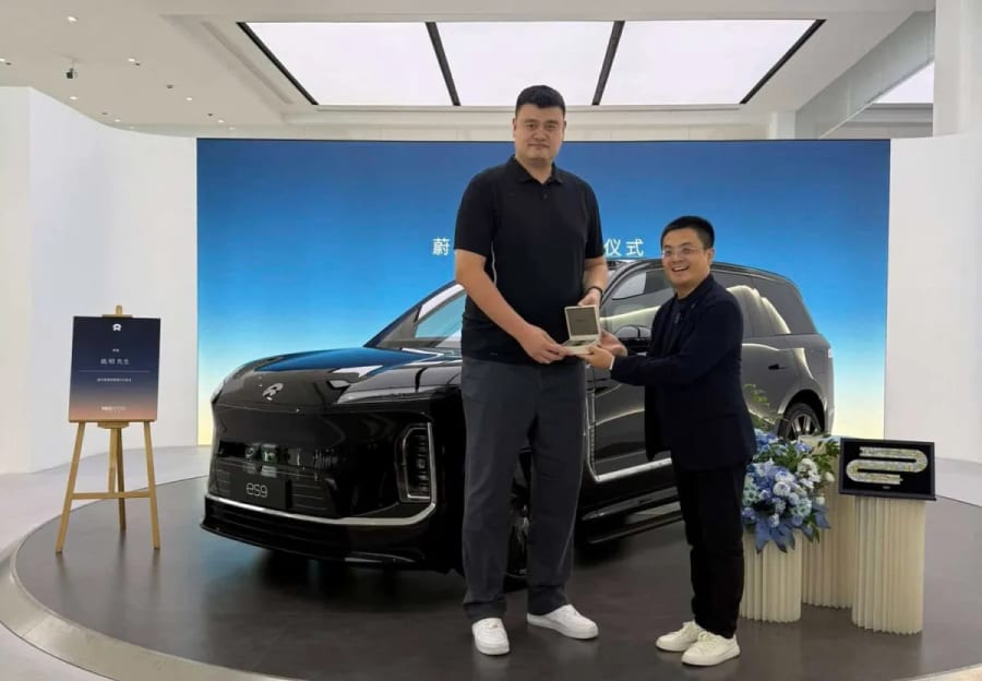 La leyenda del baloncesto Yao Ming recibe su Nio ES9 después de 2 meses