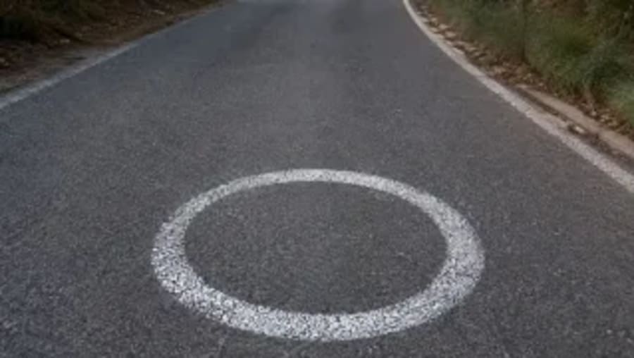 Qué significan los círculos blancos que la DGT ha empezado a pintar en algunas curvas y por qué conviene respetarlos