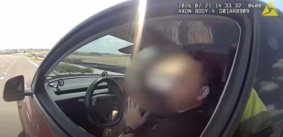Mira al conductor de Tesla suplicar a la policía después de que el FSD condujera a 103 km/h en una zona de 72 km/h
