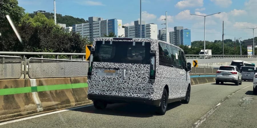 La furgoneta eléctrica más grande de Kia, avistada con menos camuflaje antes de su 'gran' debut [Imágenes]