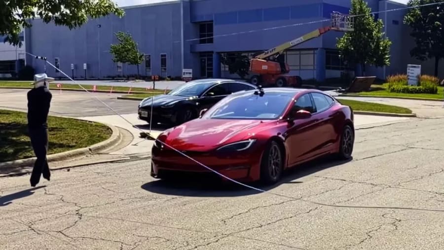 ¿Cuánto más rápida es la última versión del FSD de Tesla? Esta prueba la enfrentó al software antiguo para averiguarlo