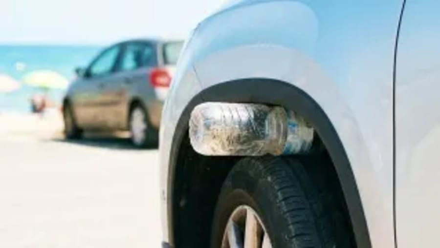 El timo de la botella y la rueda; así funciona el engaño playero que puede dejarte sin el coche y sin tus pertenencias