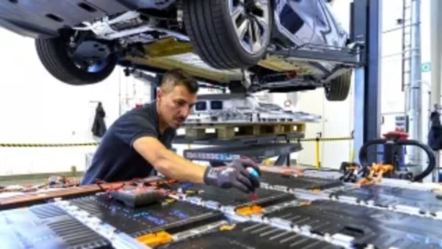 ¿Por qué una rebaja de las baterias de los coches eléctricos de un 37 % no ha logrado una bajada similar en el precio que pagamos por ellos?