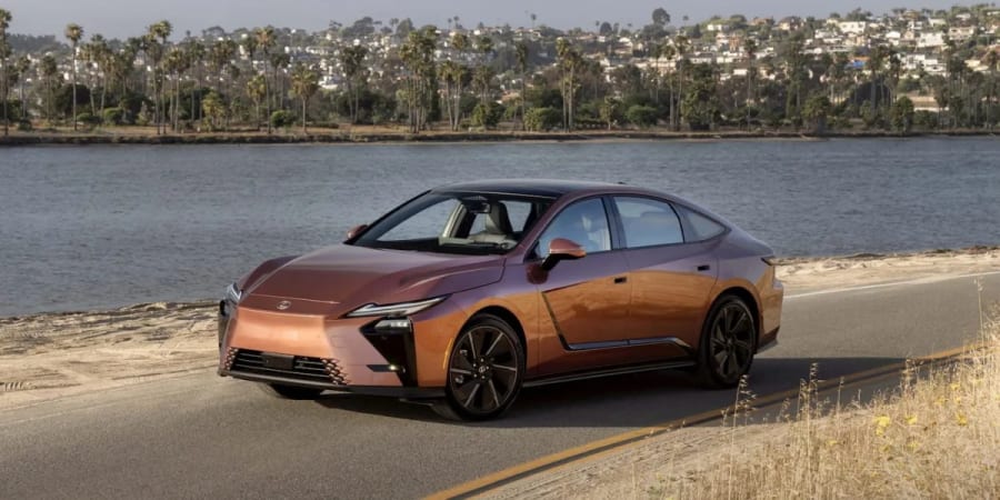 Lexus supera a sus rivales de lujo con precios del ES 2027 a partir de menos de 50.000 dólares