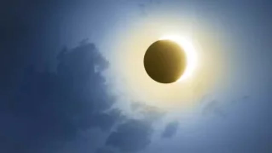 El eclipse total de sol pone a prueba la red eléctrica española: esto es lo que prepara REE para evitar líos y problemas de suministro