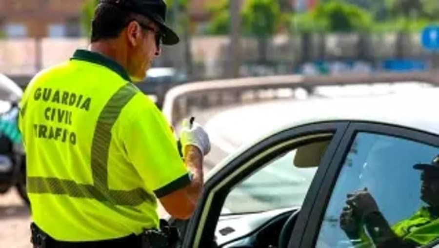 Hoy no va a ser un día normal en las carreteras: la DGT refuerza los controles por el eclipse y pone el foco en un problema muy concreto