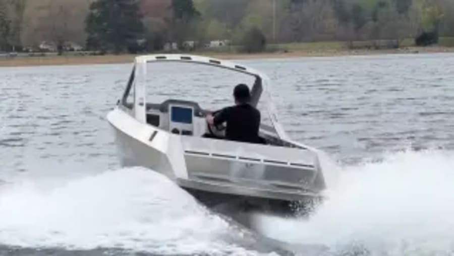 Tesla nunca ha fabricado un barco eléctrico, pero la lancha de este youtuber le gustaría a Elon Musk