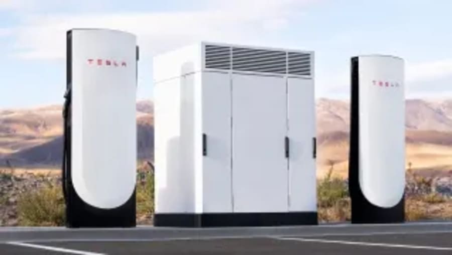 Supercargadores de Tesla pero 'sin ser de Tesla': ya hay empresas que compran cargadores V4 pero les ponen su logo