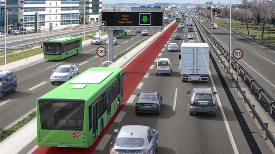 Los nuevos carriles rojos de la DGT: qué significan y multas por usarlos mal