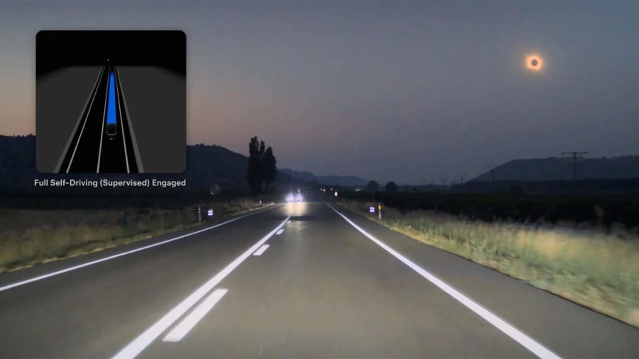 Tesla captura el eclipse total desde uno de sus coches de pruebas en España