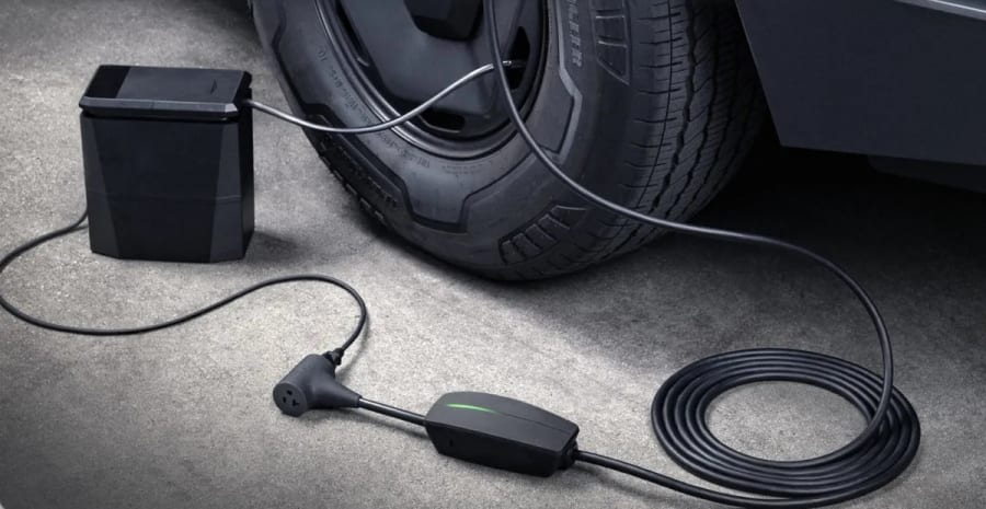 Tesla añade función vehículo a carga de 2,4 kW al Model Y Premium con un adaptador de 80 dólares