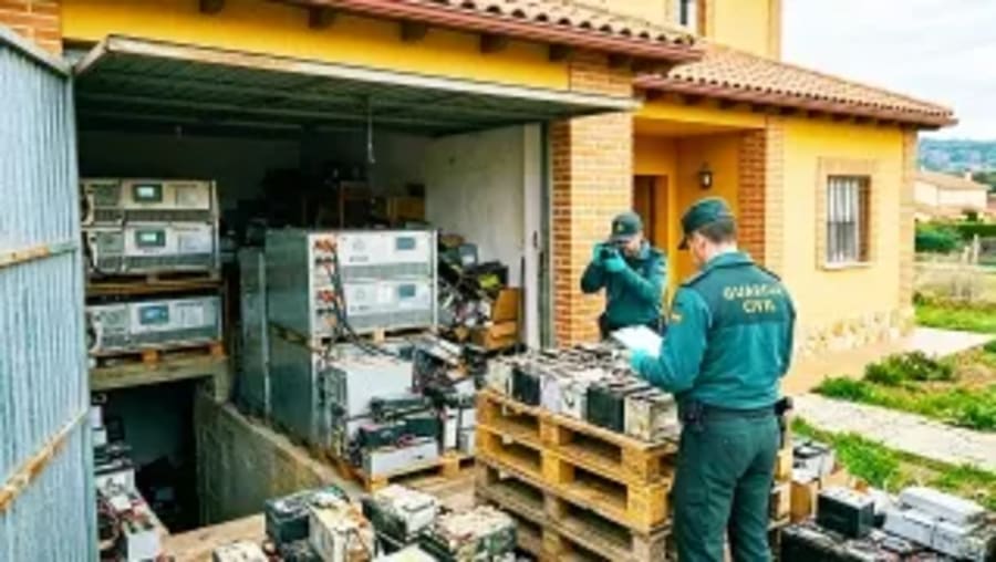 Guardaba 45 toneladas de baterías de litio en su casa y acaba condenado a 18 meses de prisión en Castilla y León