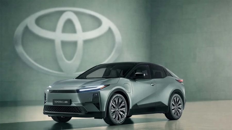 Va a por el Tesla Model 3: la promoción del Toyota C-HR+ puede convertirlo en el coche eléctrico más vendido