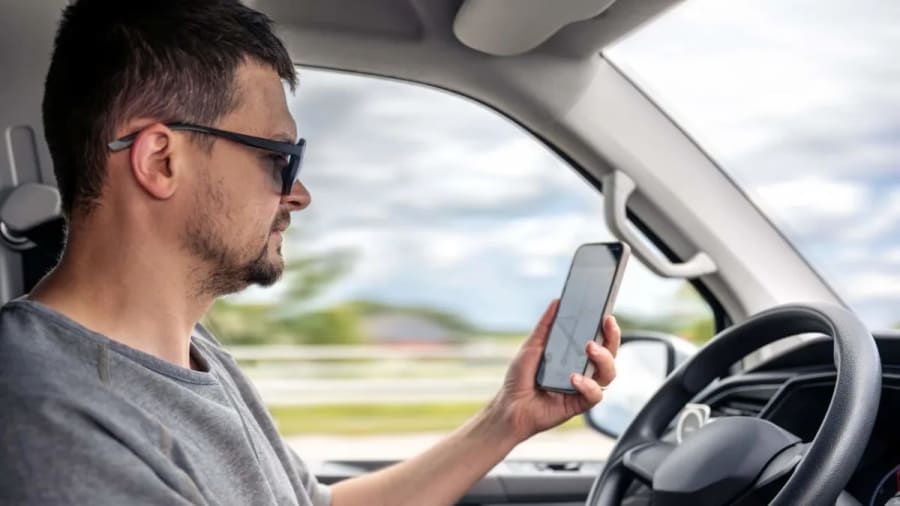 Ponen un radar con IA en un remolque y cambian las reglas del juego: cazados 8.500 conductores usando el móvil