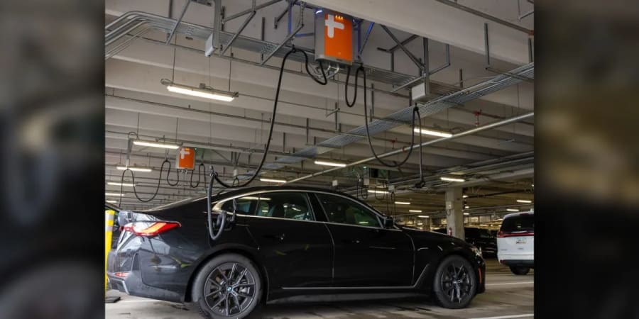 El aeropuerto de Portland puede cargar 20 vehículos eléctricos de alquiler a la vez, desde el techo