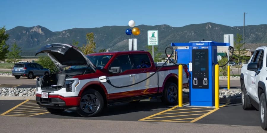 La red de carga de 400 kW de Walmart alcanza las 100 tiendas