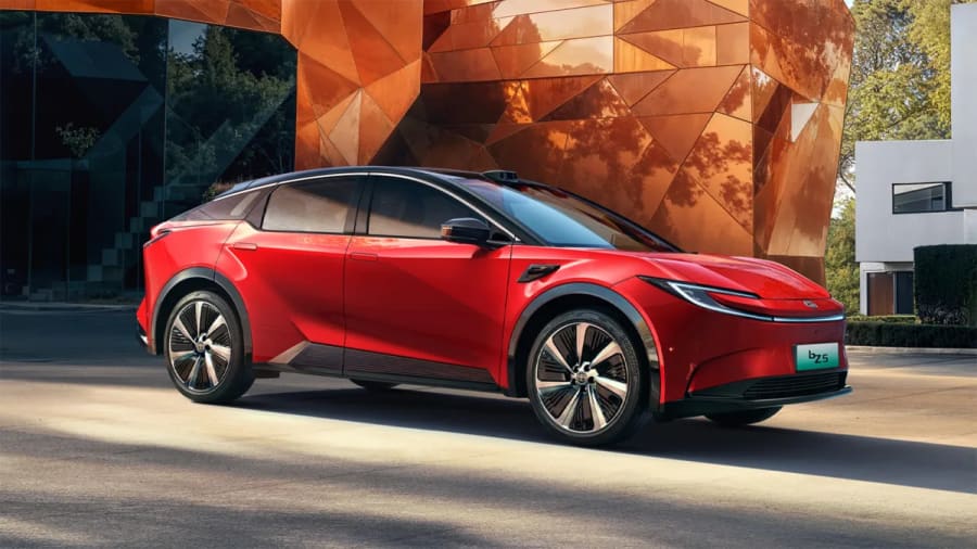 Toyota lanza el renovado bZ5 apostando por una mejor asistencia a la conducción para retener a los compradores chinos