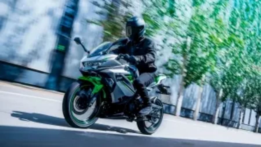 La Kawasaki Ninja eléctrica ya se vende en España: el problema es que su aspecto promete mucho más de lo que dicen sus números