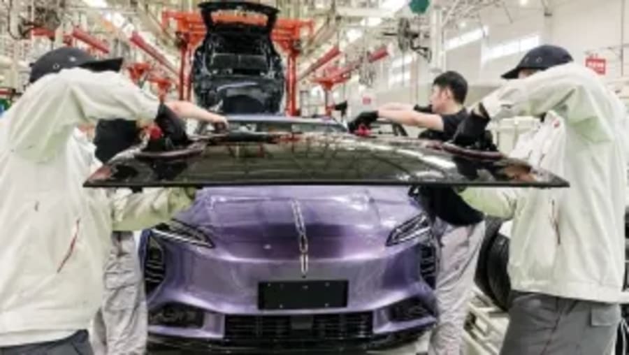 El techo de este SUV eléctrico de 4,9 metros genera energía suficiente para recargar más de 6 coches gracias al sol