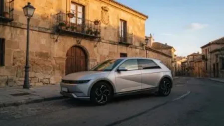 Tener un coche eléctrico y vivir en un piso sin garaje no es misión imposible: estas son algunas alternativas prácticas y viables