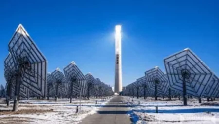 260.000 espejos y 550ºC: China enciende la mayor planta solar híbrida del mundo con 100 MW de almacenamiento térmico