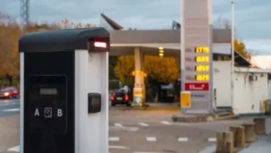 El coche eléctrico ha transformado nuestras ciudades, pero su gran efecto secundario se está notando en otro mercado: el petróleo