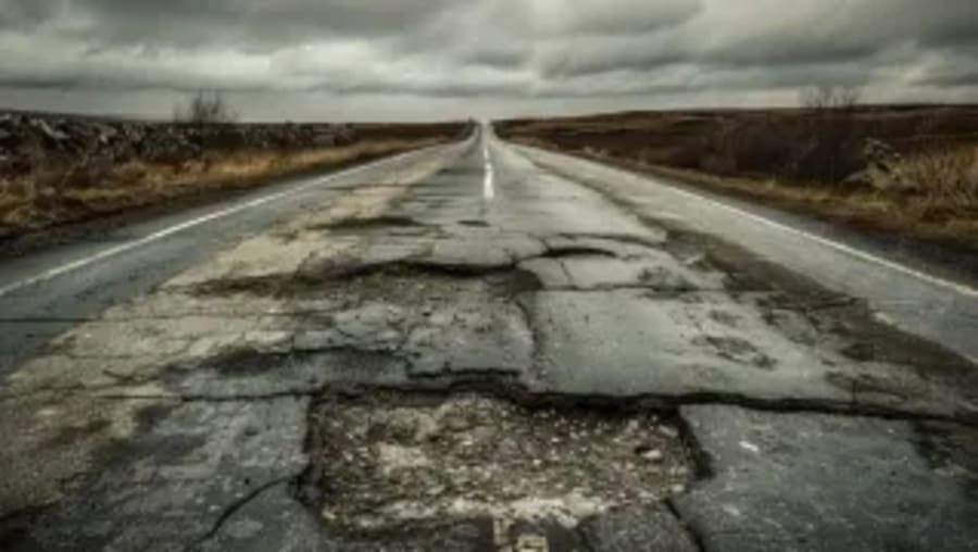 ¿Quién tiene la culpa de tantos baches en las carreteras? Algunos aseguran que son los coches eléctricos, pero se equivocan