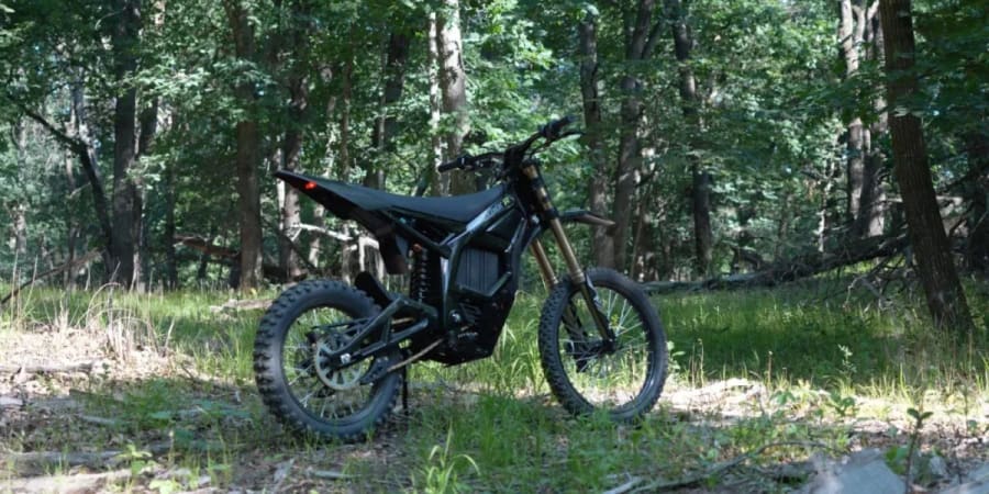 He probado la Nomadix de Juiced, una moto eléctrica de campo de 70 mph con un precio de derribo de 2.495 dólares