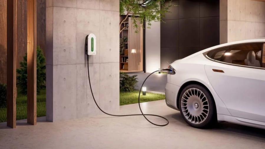 El nuevo cargador doméstico de Schneider compite con el de Tesla al incluir una función clave de serie