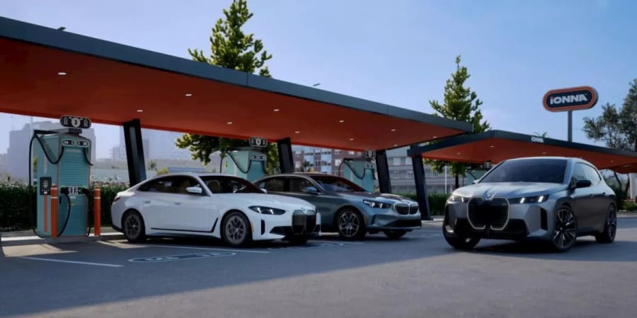 IONNA rebaja casi un 50% la carga rápida de coches eléctricos por el Labor Day