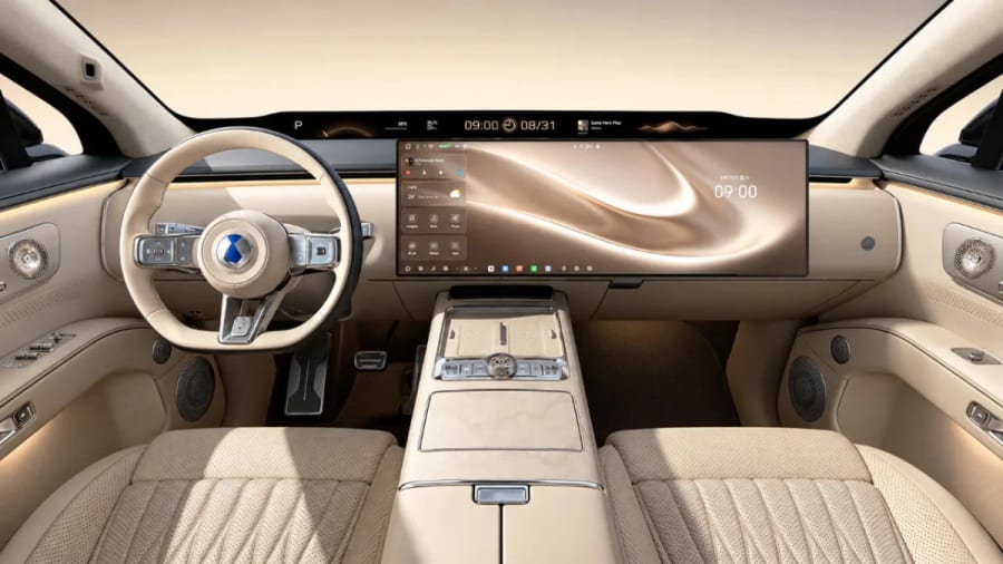 Hay teles más pequeñas: la pantalla de 30" del nuevo SUV de lujo de BYD que mide 1,1 metros de largo