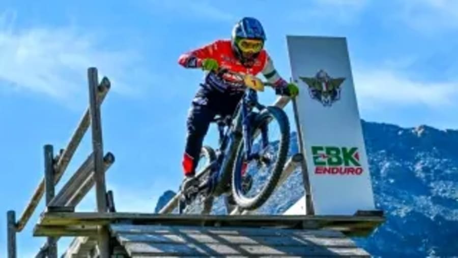Todo el mundo hablando de los motores de Avinox y Bosch y resulta que el que ha sido el Campeón del Mundo de Enduro es un motor italiano
