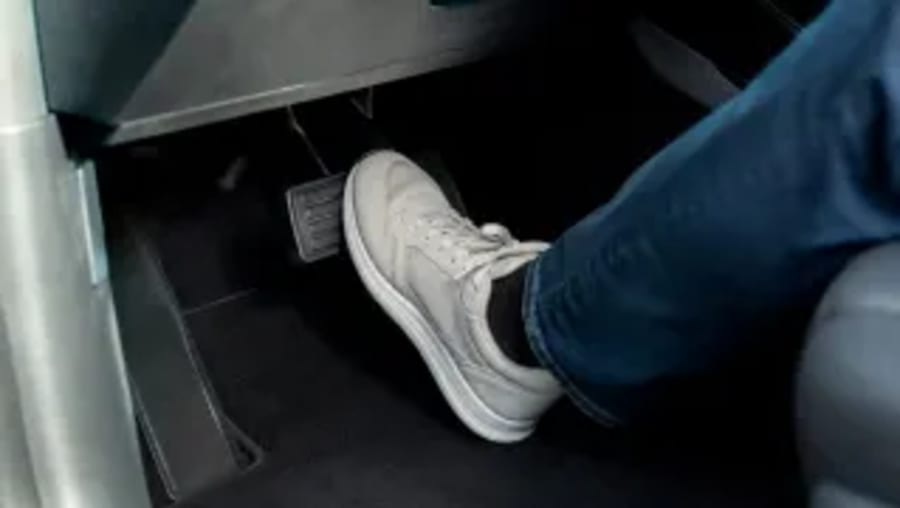 La degradación de la batería no es solo por errores a la hora de recargar el coche eléctrico: este hábito al volante puede ser mucho peor