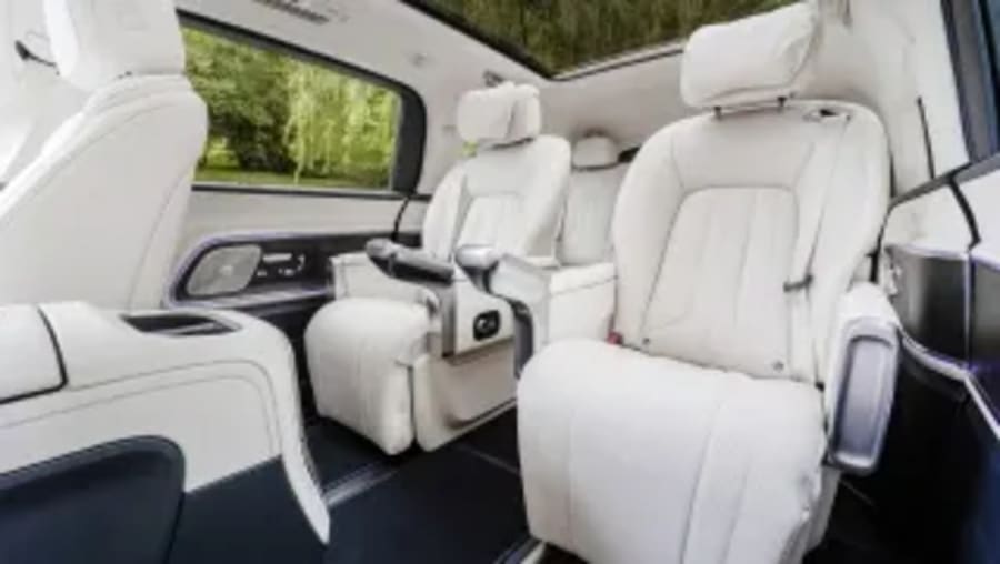 Con 654 km de autonomía, 422 CV y 8 plazas, el Mercedes eléctrico más español y familiar baja su precio de acceso en casi 12.000€