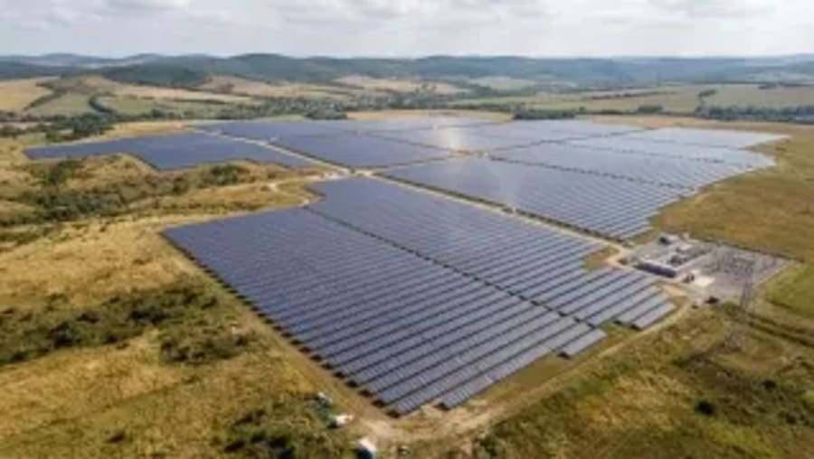 Si China quisiera, ya podría producir la mitad de su electricidad a partir del sol: por primera vez la potencia fotovoltaica instalada supera al carbón