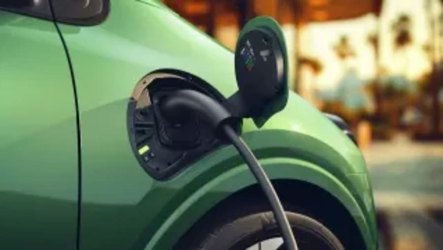 Europa pone cifras al coste real de conducir un coche eléctrico y sí, los de gasolina salen bastante mal parados