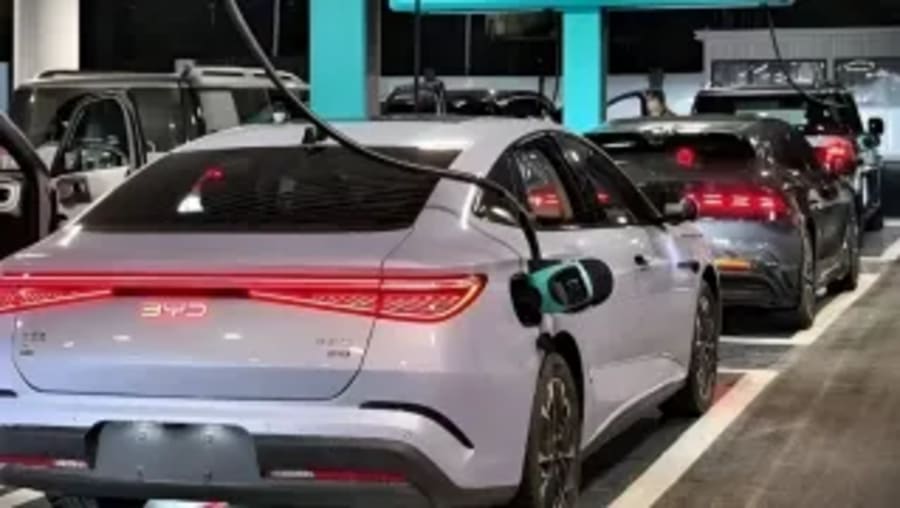La obsesión por los kW puede estar llevando la recarga del coche eléctrico por el camino equivocado: más potencia no siempre significa un mejor servicio